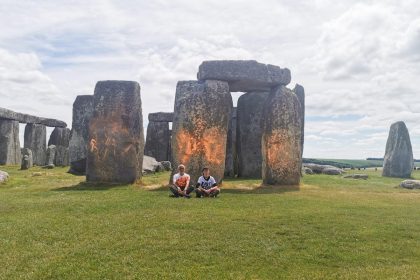 Dos ecologistas detenidos tras rociar con pintura naranja el monumento de Stonehenge