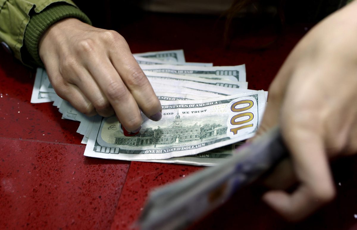 El peso mexicano cae un 4,36 % ante el dólar tras el triunfo electoral del oficialismo