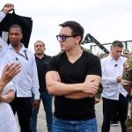 El presidente de Ecuador supervisa el decomiso de 1,5 toneladas de droga en la costa