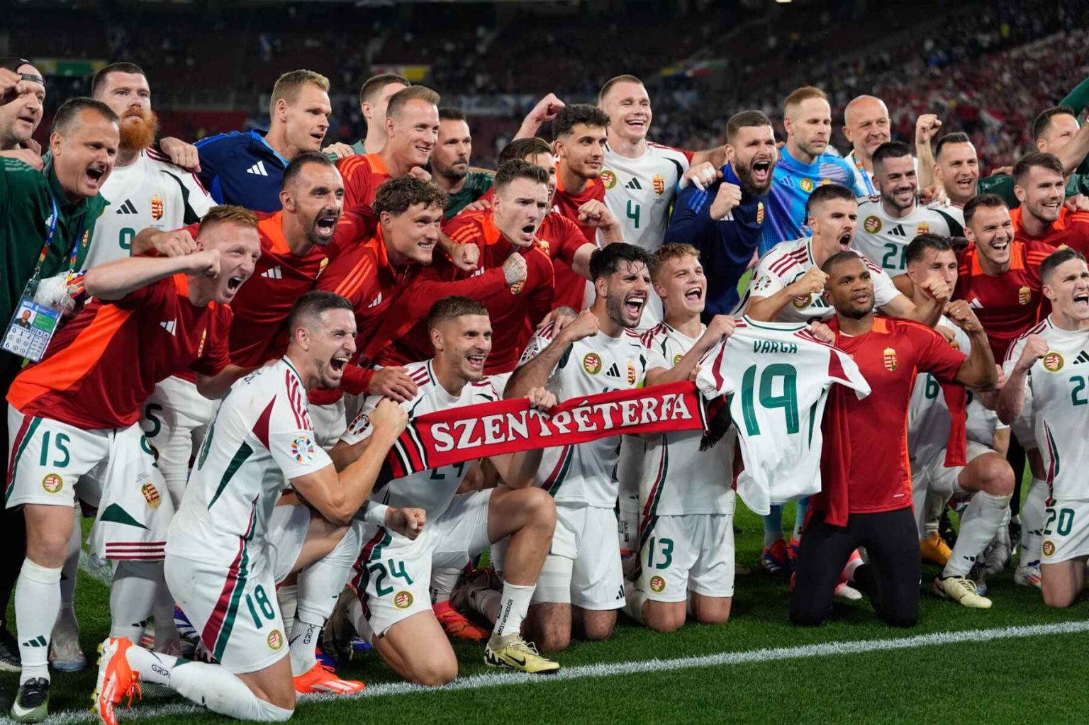 Hungría vence a Escocia, pero Barnabás Varga preocupa tras fuerte choque con el portero rival