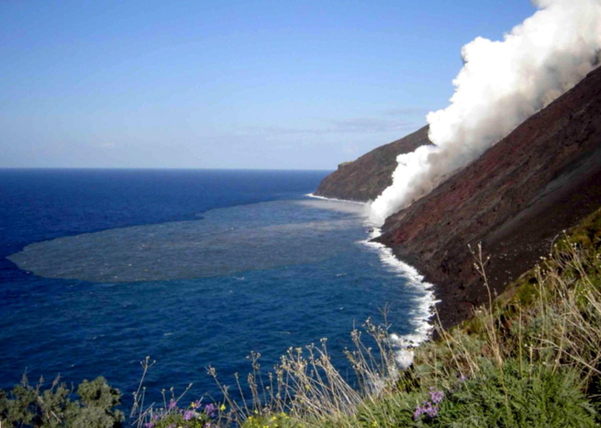 La isla de Stromboli (Italia) entra en alerta naranja por la actividad de su volcán
