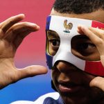 Mbappé entrena con máscara protectora antes de enfrentar a Países Bajos