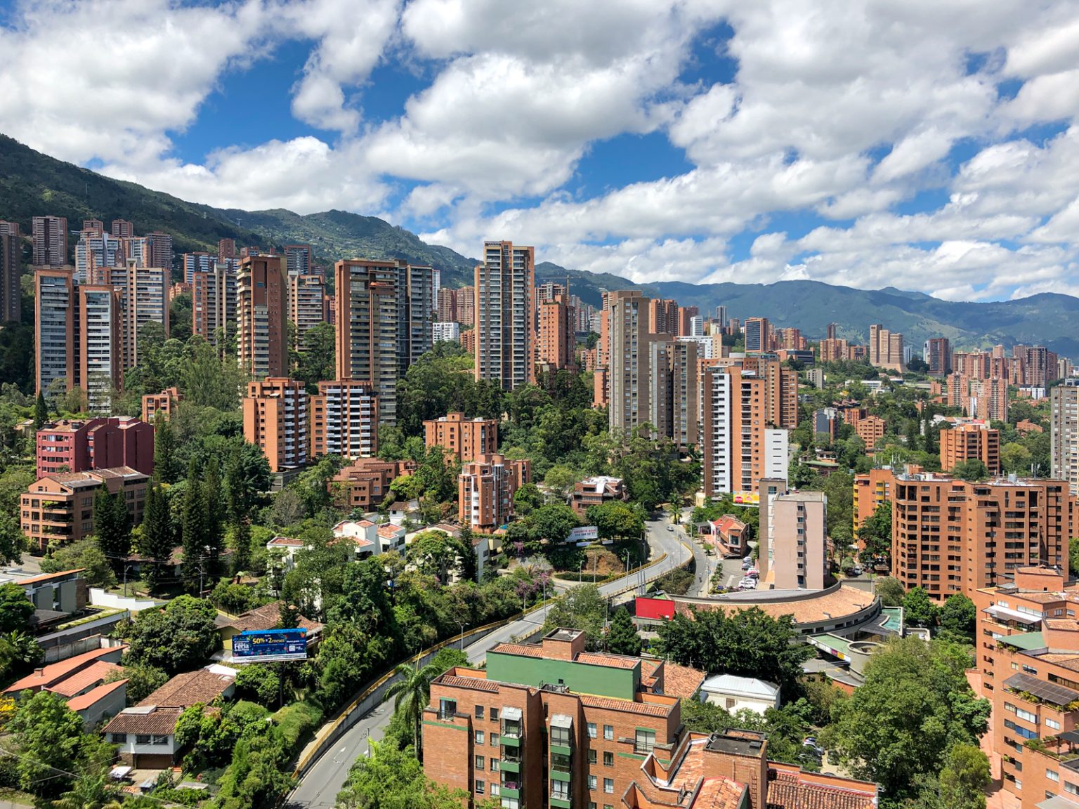 Crece la vivienda turística mientras la ocupación hotelera cae en Medellín