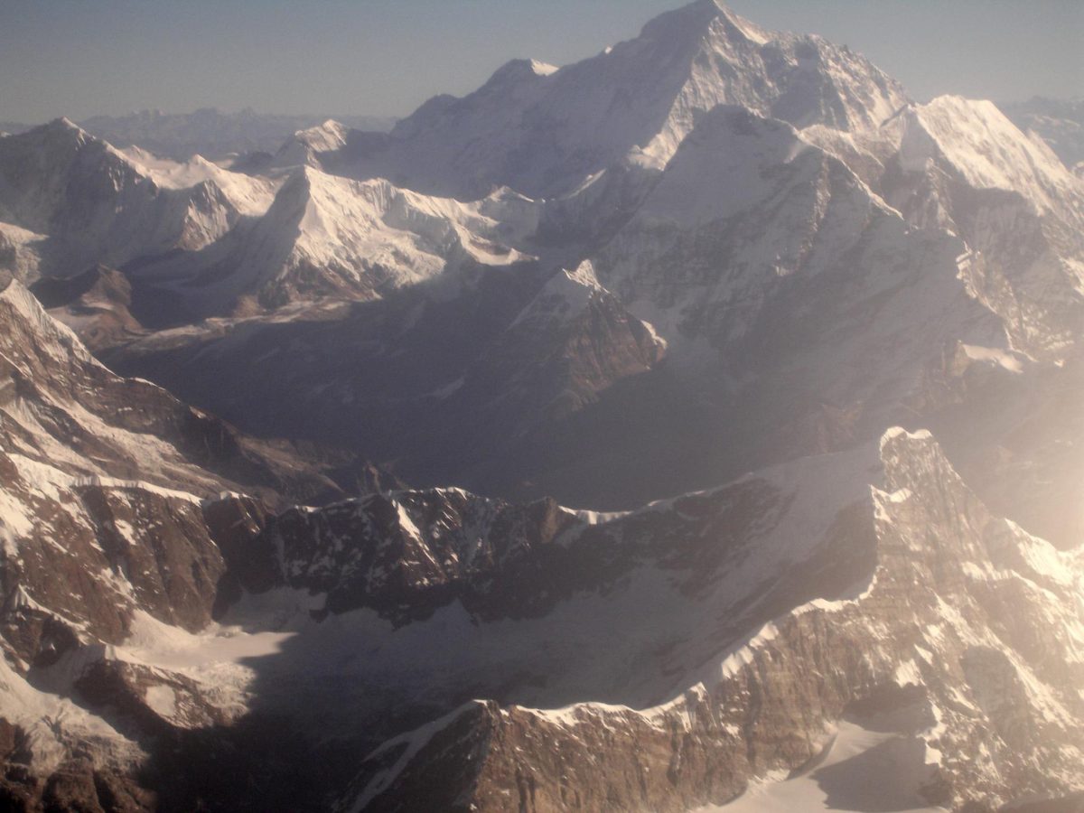 Nepal recoge 11 toneladas de basura y 4 cadáveres durante campaña para limpiar sus cumbres
