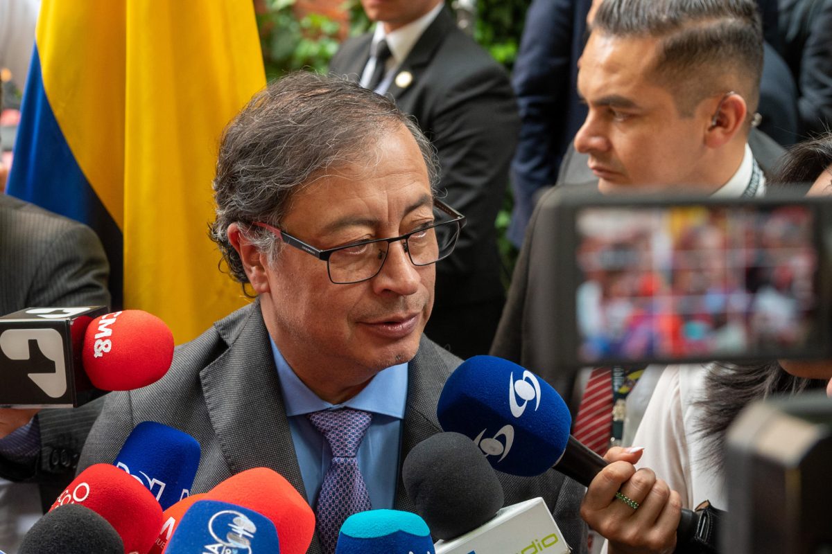 Petro critica el hundimiento de la reforma educativa--Petro exige actas para legitimar reelección de Maduro: diálogo y transparencia en Venezuela