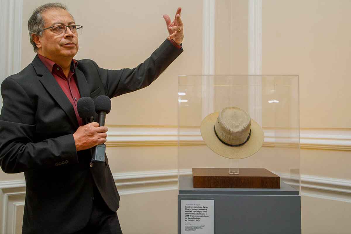 Sombrero de Carlos Pizarro es declarado por Gustavo Petro como un Patrimonio Cultural de la Nación