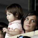 Suri, la hija de Tom Cruise, prescinde de su apellido paterno en su graduación