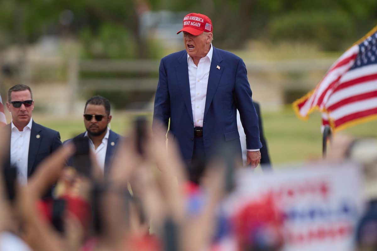 Trump es interrogado por un oficial en una audiencia previa a que se anuncie su sentencia