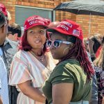 Trump pesca votos en una iglesia negra en Detroit con muchos feligreses blancos