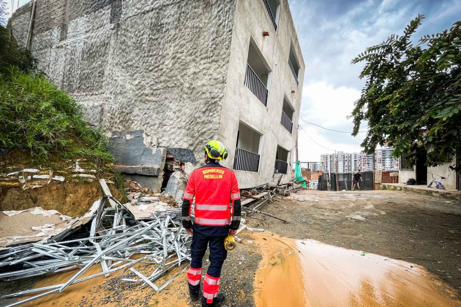 Alerta en Altavista: Colapsa parcialmente edificio y evacúan a 17 personas