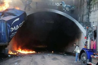 Accidente en Alto de La Línea: Explosión de Tractomula tras Estrellarse en el Túnel de Los Azulejos