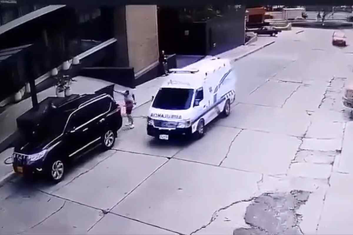 Vídeo capta el momento de un fallido secuestro a bordo de una ambulancia en la calle 90, en Bogotá