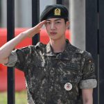Jin de BTS completa el servicio militar, recibe abrazos de sus compañeros de banda y celebra el solo de saxo 'Dynamite' de RM