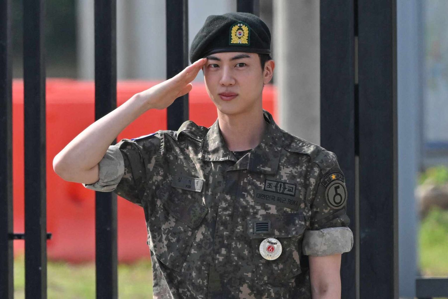 Jin de BTS completa el servicio militar, recibe abrazos de sus compañeros de banda y celebra el solo de saxo 'Dynamite' de RM