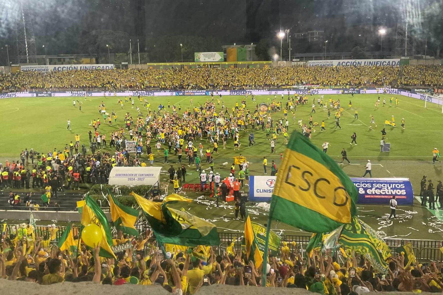 Santa Fe denuncia agresión en Bucaramanga y veta hinchada visitante en Bogotá