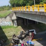 Camión de basuras cae de puente en Cali: Dos trabajadores y dos motociclistas lesionados