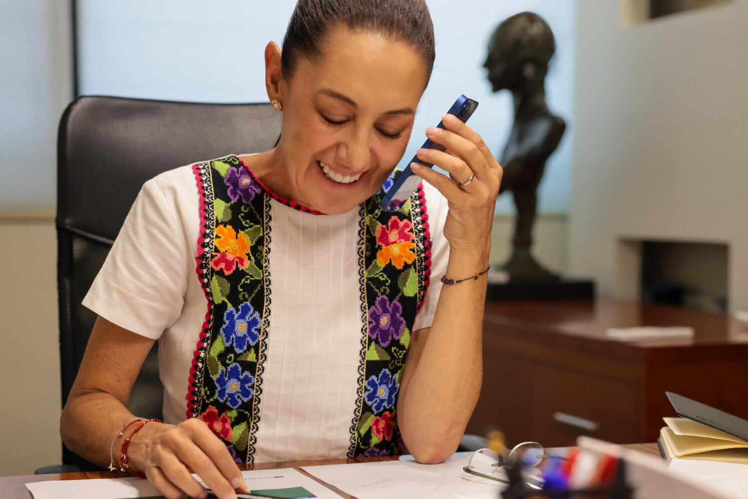 Sheinbaum Promete Estabilidad Económica en Medio de Reforma Judicial
