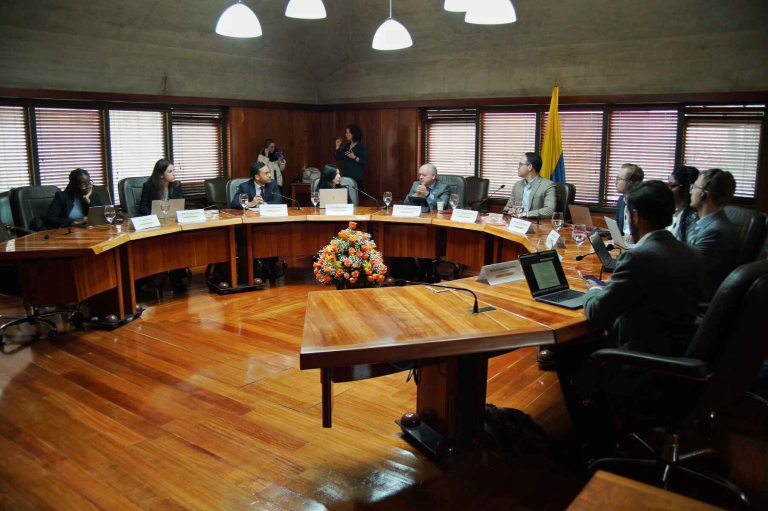 dangond- Grave denuncia en la Corte Constitucional: Magistrados aseguran ser víctima de espionaje El presidente de la Corte Constitucional, José Fernando Reyes, entregó a la fiscal una carta en la que el magistrado Jorge Enrique Ibáñez Najar denuncia ser víctima, junto con su esposa, de una persecución por parte de organismos de inteligencia del Estado. La denuncia incluye acusaciones de interceptaciones telefónicas, seguimientos, perfilamientos y monitoreos constantes, presuntamente motivados por su labor como magistrado en la Corte. Esta situación ha puesto a la Fiscalía General de la Nación en el centro de una investigación para determinar la veracidad de las acusaciones. Fiscalía investigará acusaciones de espionaje en la Corte Constitucional Las presuntas interceptaciones salieron a la luz después de que uno de los magistrados advirtiera a sus contactos a través de un mensaje de WhatsApp que su teléfono había sido intervenido ilegalmente. La Corte Constitucional confirmó la noticia este viernes 21 de junio, pero indicó que no emitirán declaraciones adicionales por el momento.