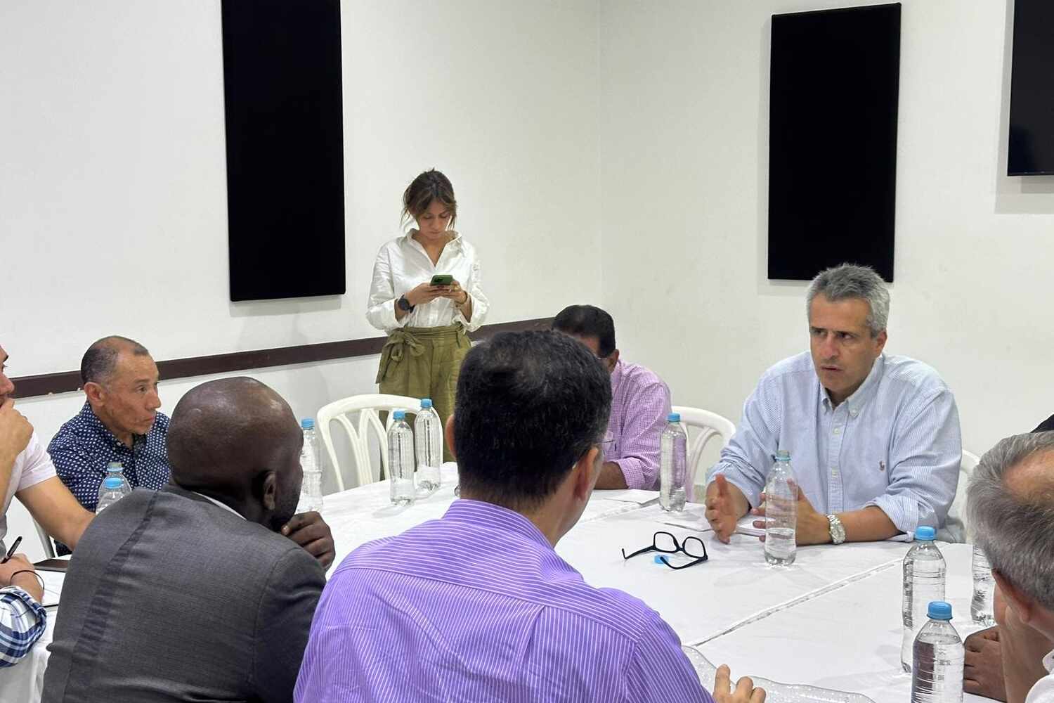 Explican polémico Gesto del ministro Velasco en entrevista: Redes sociales estallan
