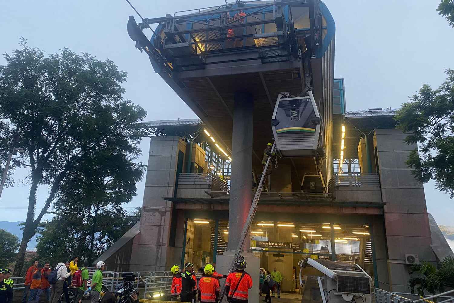 Así ocurrió la falla y caída de una cabina que deja un muerto en el Metrocable de Medellín--Metro de Medellín: Investigación del accidente en la Línea K avanza con apoyo de expertos