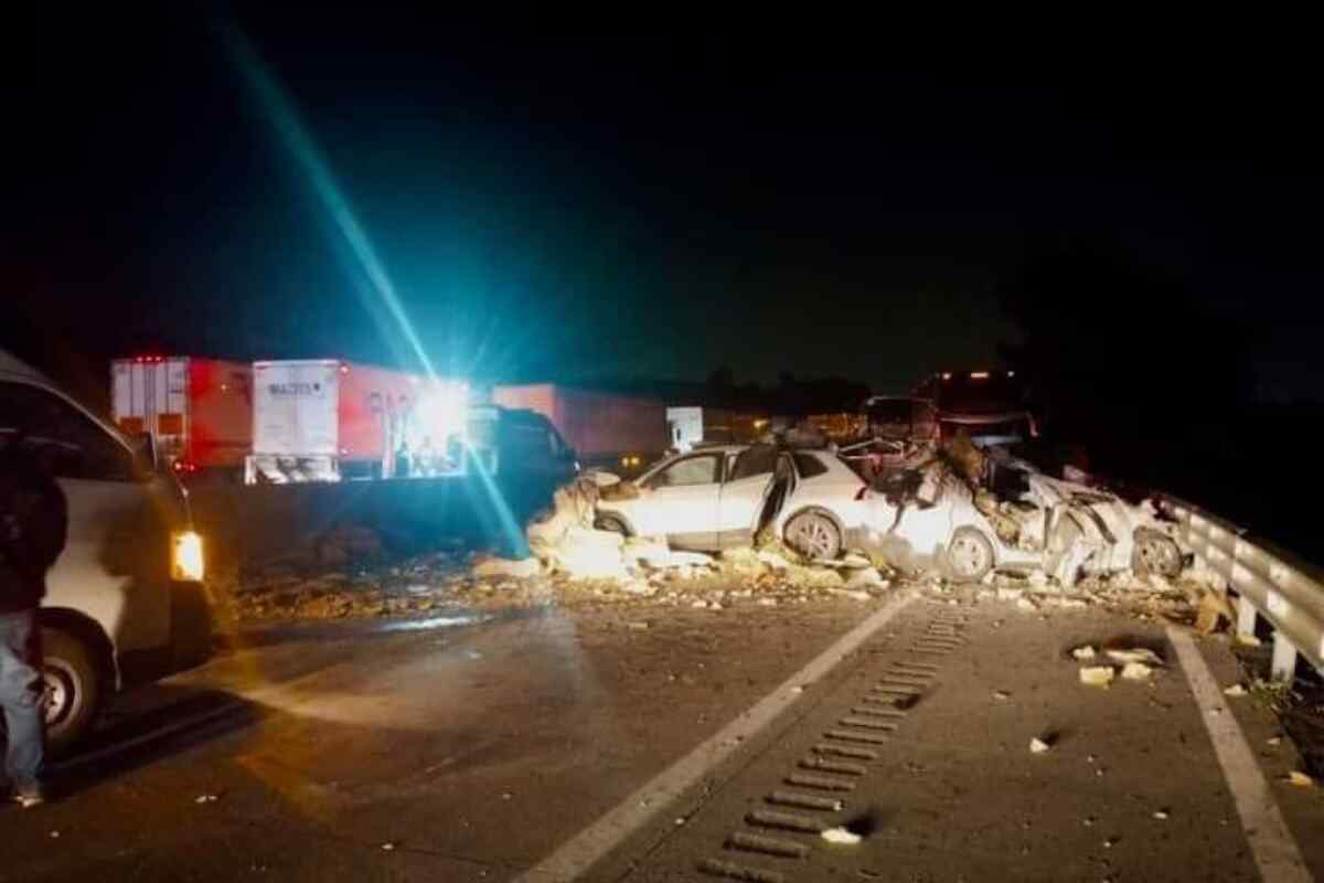 accidentes -Chofer de tráiler pierde el control y provoca choque múltiple en la México-Puebla: tres personas fallecen