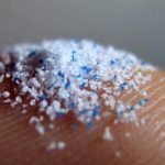 Científicos Descubren Microplásticos en el Semen y Alertan sobre Riesgos para la Fertilidad