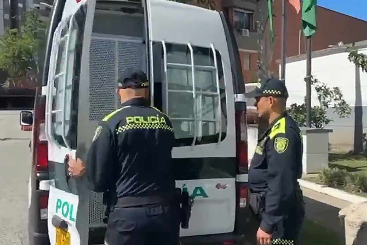 Mujer inocente recibe disparo en medio de tiroteo entre policías y delincuentes en Sabaneta