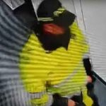 ¡Policías ladrones en Bogotá! Apartan de sus cargos a uniformados que robaron a una mujer