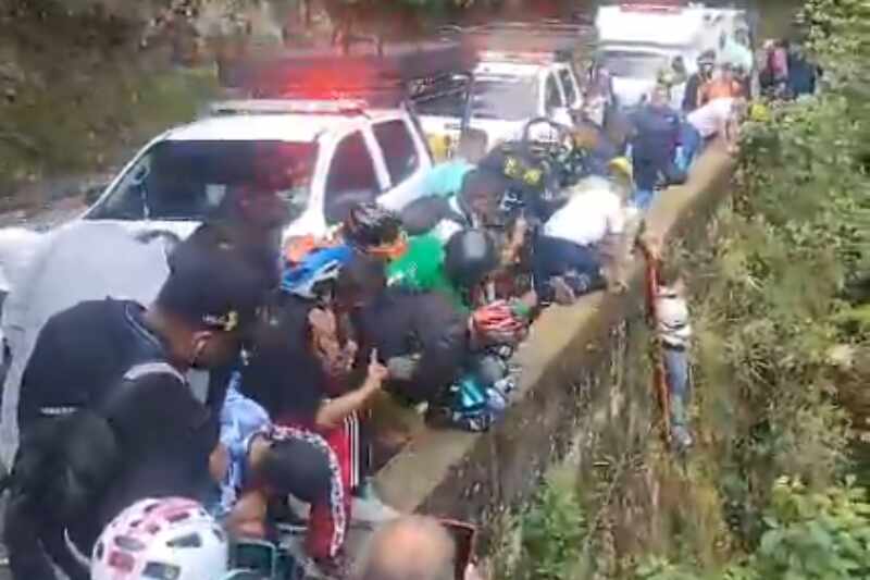 Rescatan a mujer que cayó al precipicio del Salto del Tequendama tras accidente de moto