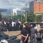 Con globos blancos y aplausos despidieron al Dr. Velásquez en Medellín