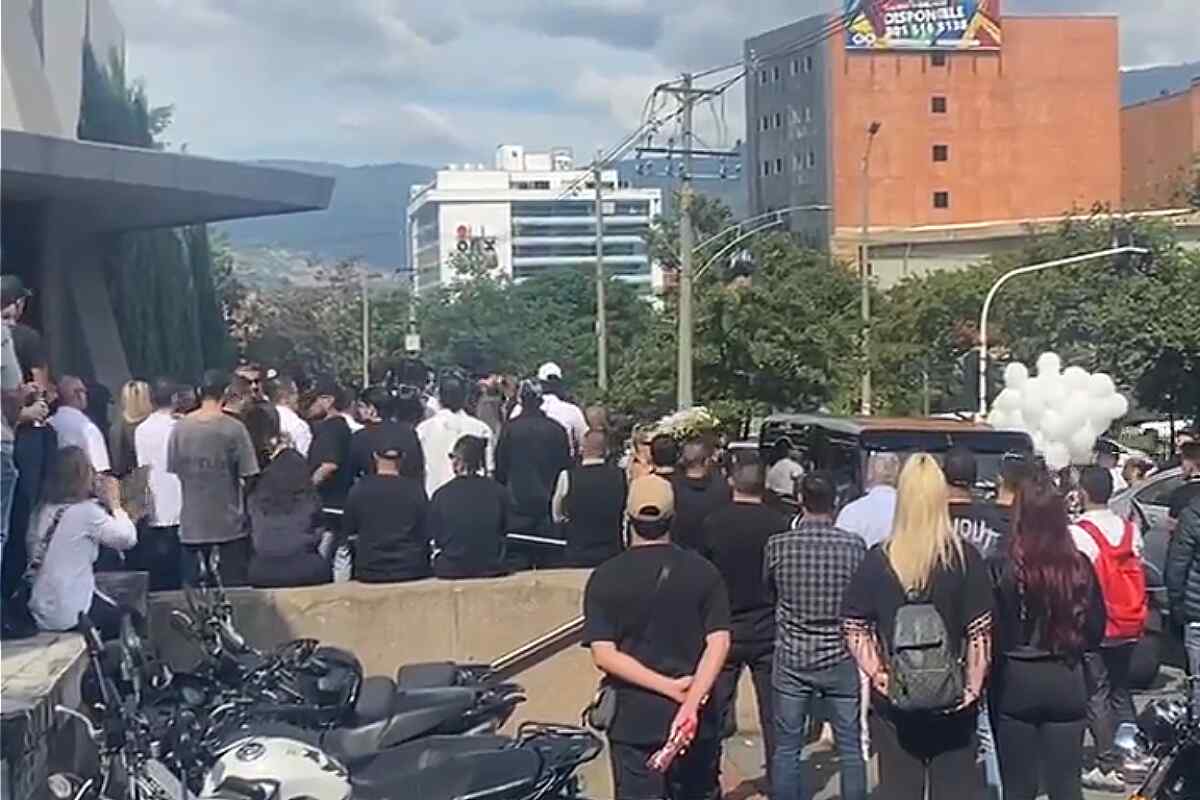 Con globos blancos y aplausos despidieron al Dr. Velásquez en Medellín
