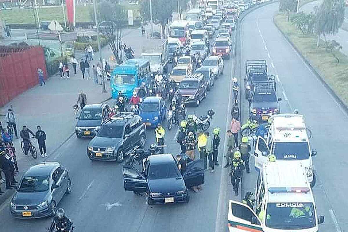 Fleteo fallido termina en balacera en la Autopista Sur: Un hombre gravemente herido