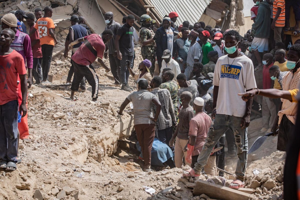 Al menos 12 muertos en el derrumbe de un colegio en el centro de Nigeria