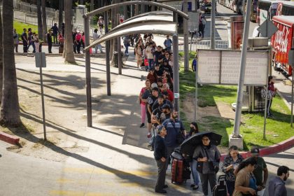 Autoridades advierten que viajeros afectados por fallo de Microsoft deben ser indemnizados