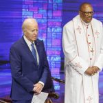Biden bromea sobre su edad y dice que el mundo mira a Estados Unidos