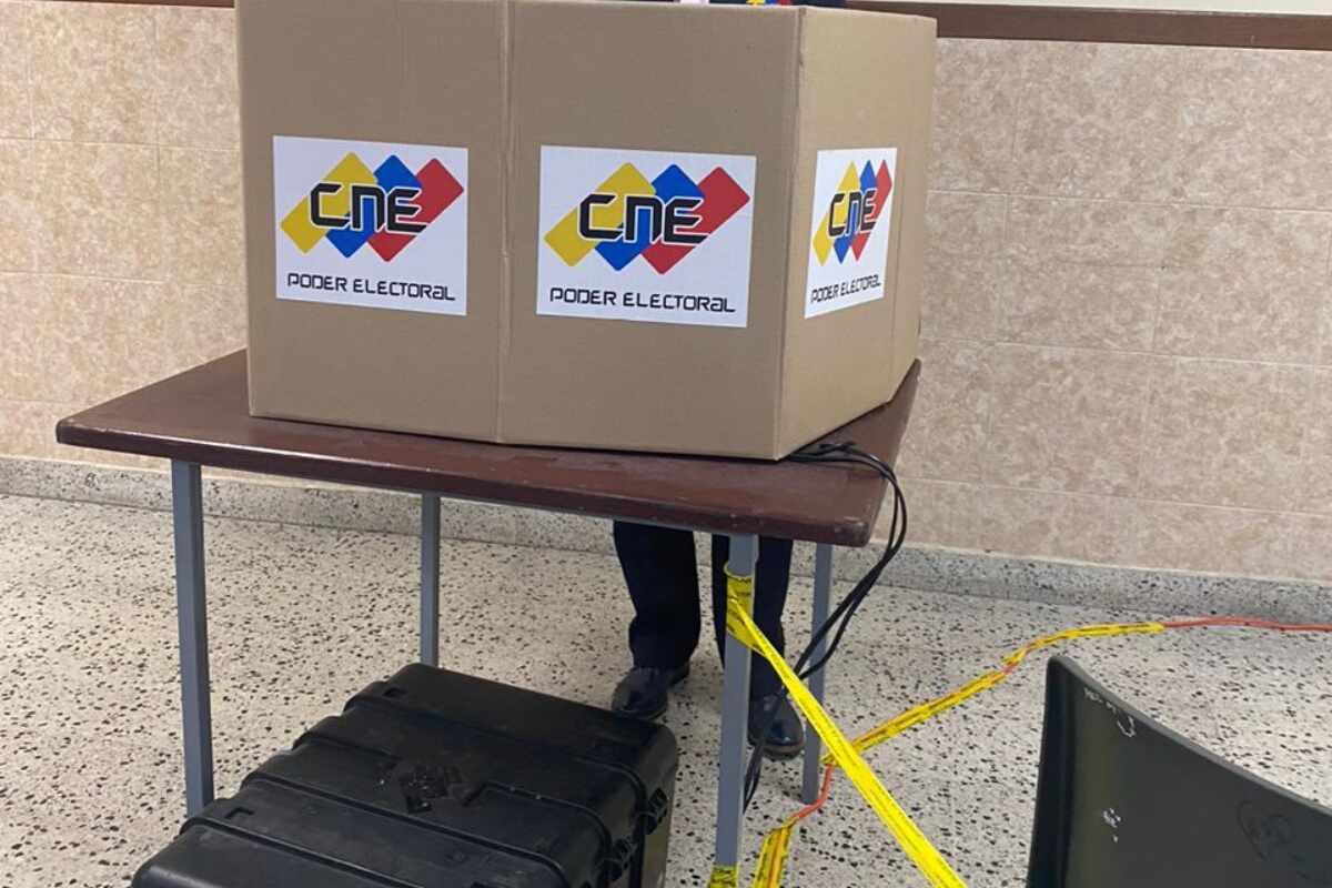 Oposición Venezolana instala guardia permanente en centros electorales ante tensa espera de resultados