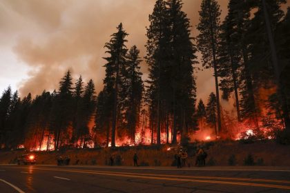 California y Canadá luchan contra incendios forestales sin control con miles de evacuados