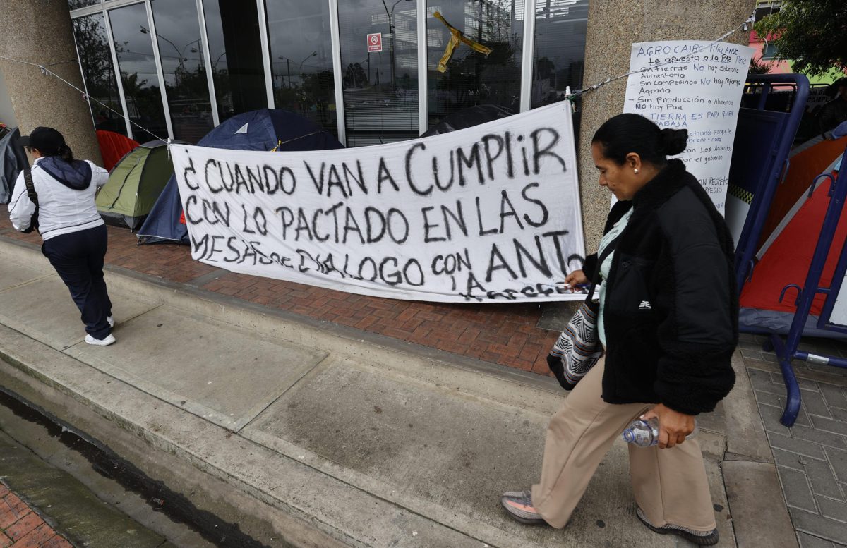 Campesinos colombianos se toman agencia del gobierno para pedir avances en reforma agraria
