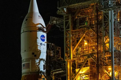 Cohete de la NASA que se usará en primera misión tripulada a la Luna sale de la fábrica
