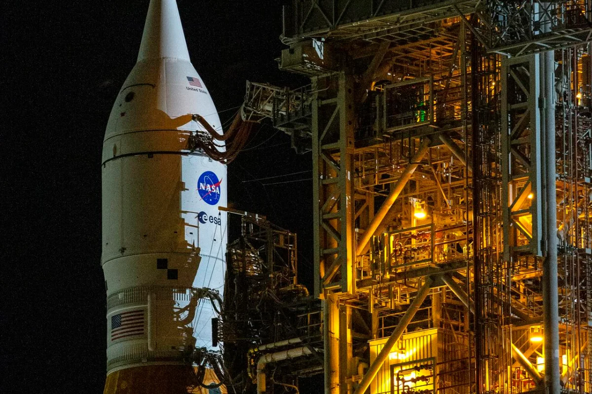 Cohete de la NASA que se usará en primera misión tripulada a la Luna sale de la fábrica