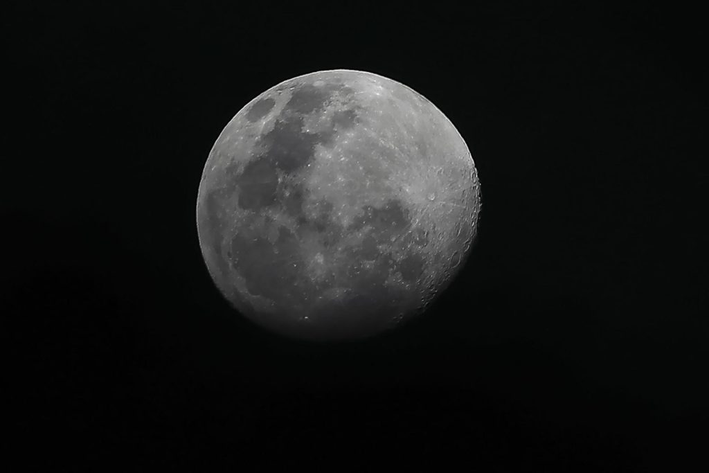 Descubren un túnel potencialmente accesible bajo la superficie de la Luna