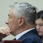 El arma de Baldwin solo descarga munición apretando el gatillo, asegura el fabricante