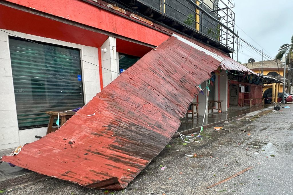 El ciclón Beryl abandona tierra pero aún deja lluvias torrenciales en el sureste de México