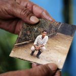 Entregan a una madre el segundo de 4 hijos desaparecidos durante el conflicto en Colombia