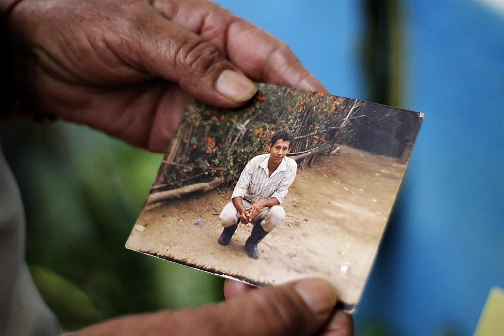 Entregan a una madre el segundo de 4 hijos desaparecidos durante el conflicto en Colombia