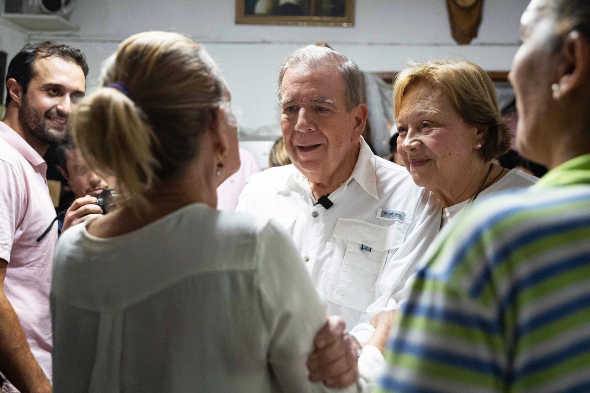 González Urrutia pide el voto en un sector de Caracas para transformar Venezuela