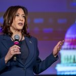 Harris mejora ligeramente los números de Biden en sondeos, pero sigue por detrás de Trump