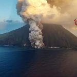 Intensa actividad de los volcanes italianos Estrómboli y Etna: erupciones, lava y cenizas