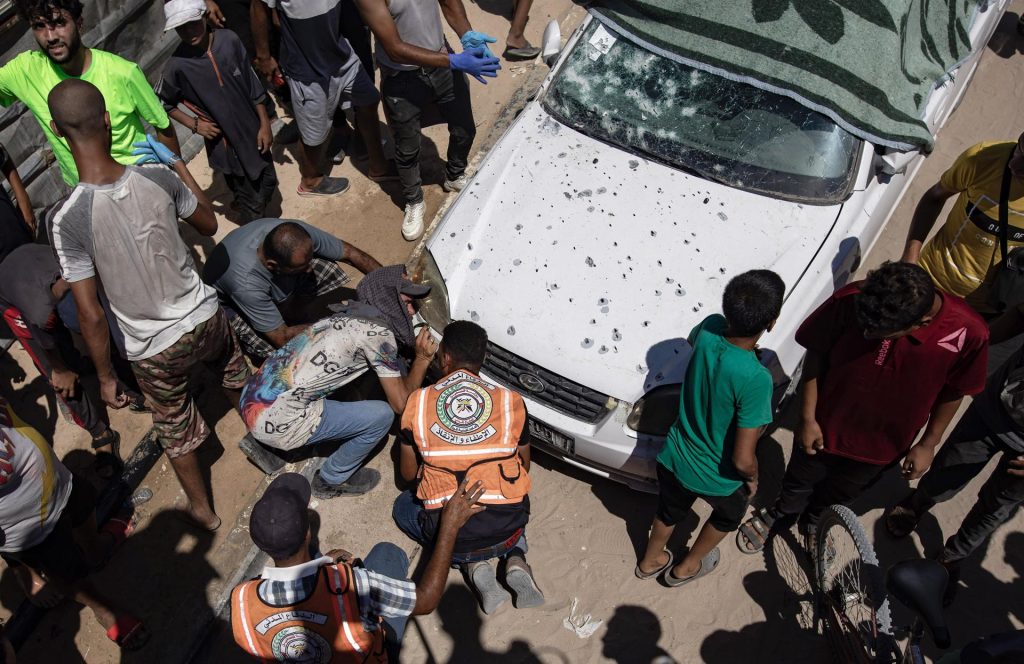 Israel continúa atacando zonas humanitarias de Gaza mientras mediadores buscan una tregua