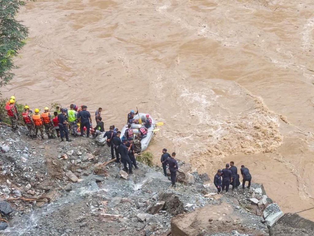 Lluvias en Nepal dejan 11 muertos y más de 60 desaparecidos tras arrastrar dos autobuses